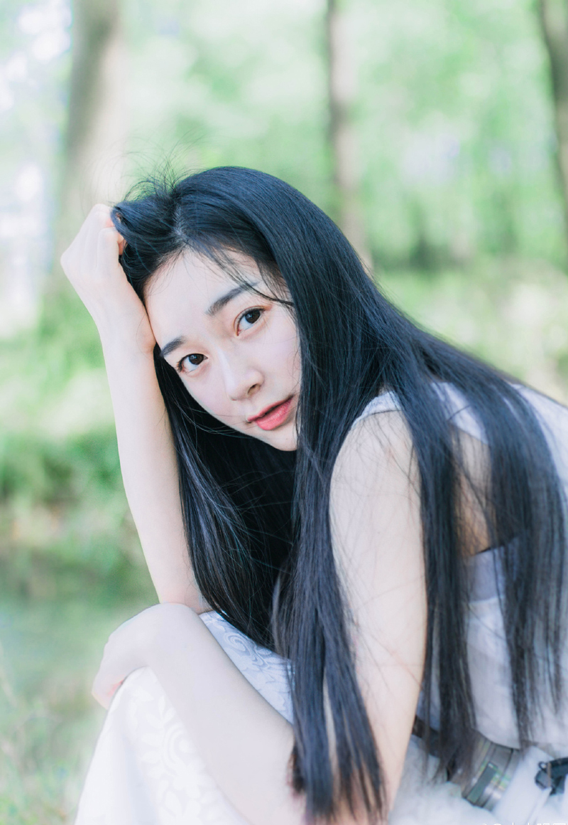 “船！”吕蒙厉喝一声，早有人将一艘小船推过来，吕蒙纵身跳上小船，一把抢过士卒手中的船桨，牟足了力气滑动小船，小船如同离弦之箭一般，很快便来到楼船旁边，也顾不得小船撞击在楼船之上产生的晃动，吕蒙连滚带爬的纵身一跃，跳上了楼船，入眼处，只见几名战士跪倒在一副担架旁边，撕心裂肺的哭泣着。